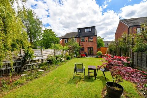 4 bed property, in Stour Road, £270,000