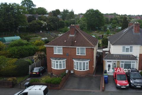 2 bed property, in Oak Park Road, £220,000