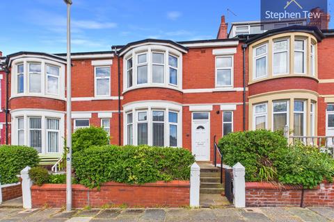 3 bed property, in Seafield Road, £130,000