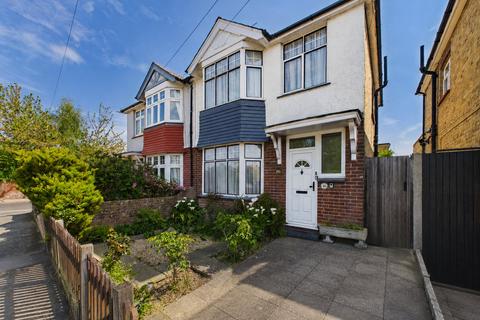 3 bed property, in Crawford Road, £330,000