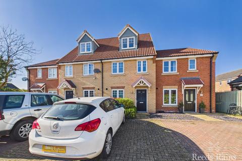 3 bed property, in Dunnock Close, £200,000