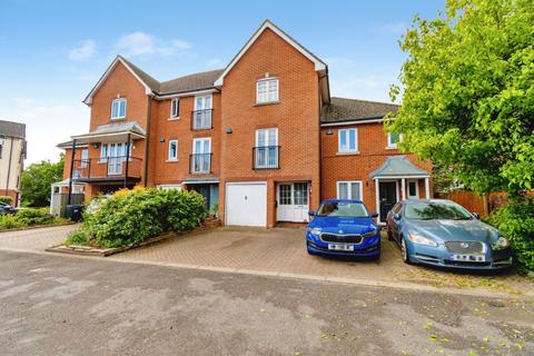 3 bed property, in Admiralty Way, £290,000