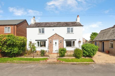 3 bed property, in Middle Road, £335,000