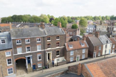 5 bed property, in Elegant Period Townhouse in King's Lynn, £450,000