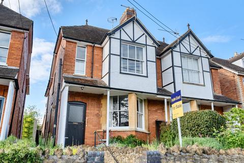 3 bed property, in Kings Road, £470,000