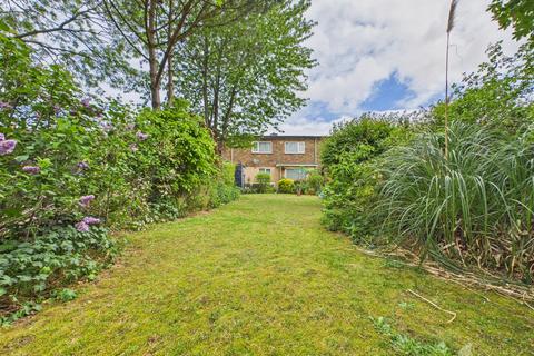 3 bed property, in Broadwater Crescent, £285,000