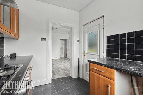2 bed property, in Lower Dolcliffe Road, £100,000