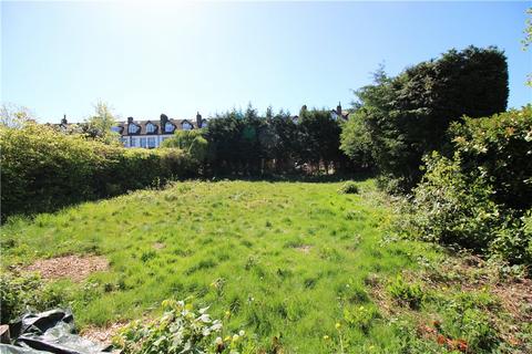 2 bed property, in Holme Grove, £200,000