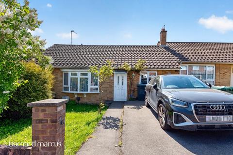 2 bed property, in Pine Road, £490,000