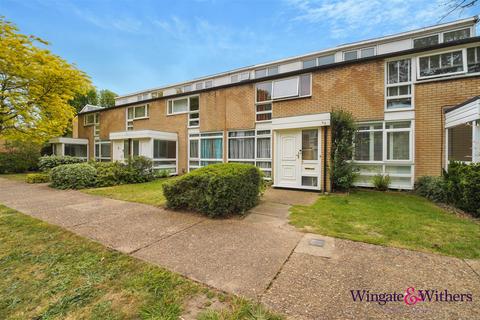 3 bed property, in Weymede, £445,000