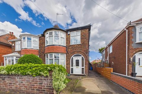 3 bed property, in Rosebery Avenue, £220,000
