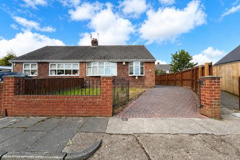 2 bed property, in Beaumaris Gardens, £165,000