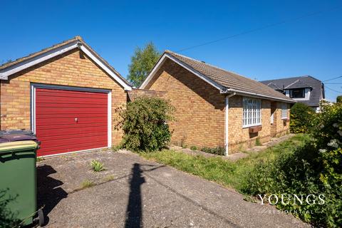 2 bed property, in Highams Road, £375,000