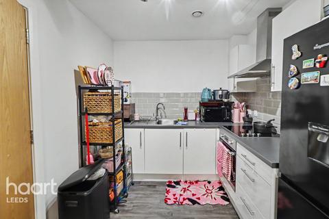 1 bed property, in Skinner Lane, £110,000