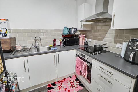 1 bed property, in Skinner Lane, £110,000