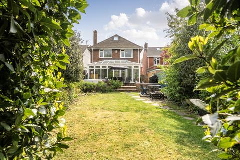 5 bed property, in The Broadway, £450,000