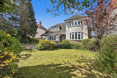 3 bed property, in Queens Park, £650,000