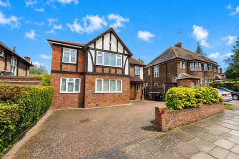 4 bed property, in Greenhill Avenue, £725,000