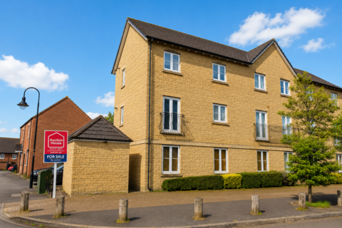 2 bed property, in 89 Careys Way, £100,000
