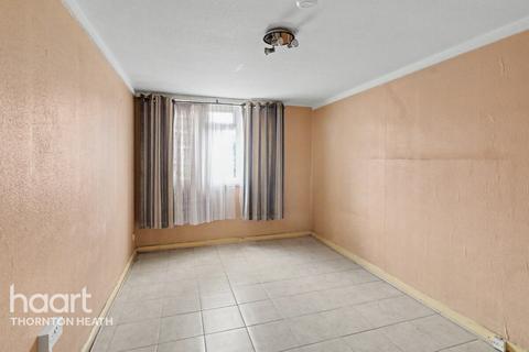 1 bed property, in Sadler Close, £190,000