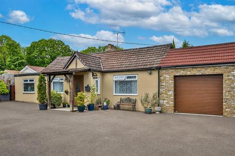 3 bed property, in Foxes Grove, £775,000