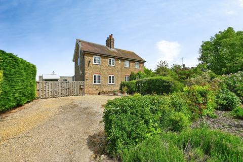 3 bed property, in Anchor Road, £260,000