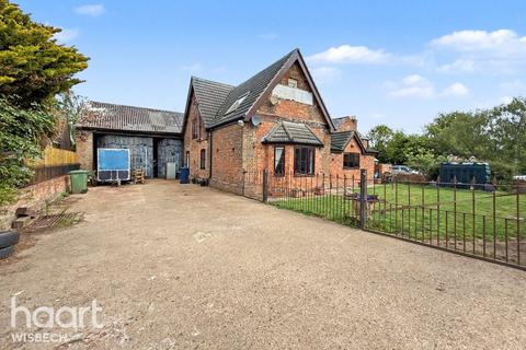 3 bed property, in Front Road, £325,000