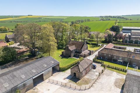5 bed property, in Manor Farm House, £800,000