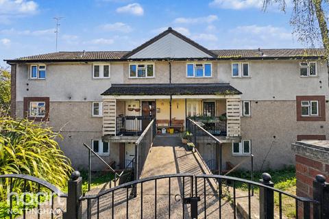 2 bed property, in Luther Close, £100,000