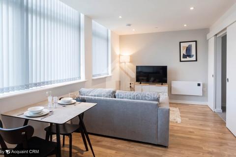 1 bed property, in Seymour Grove, £160,000