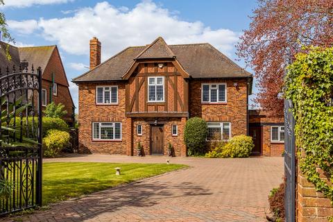 4 bed property, in Manthorpe Road, £595,000