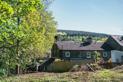 2 bed property, in Main Road, £295,000