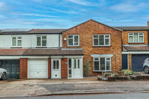 4 bed property, in Chambersbury Lane, £640,000