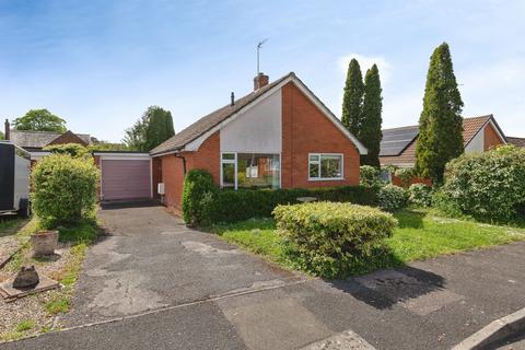 2 bed property, in Chestnut Close, £300,000