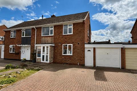 3 bed property, in Meadow Road, £320,000