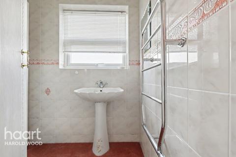2 bed property, in Amersham Road, £375,000