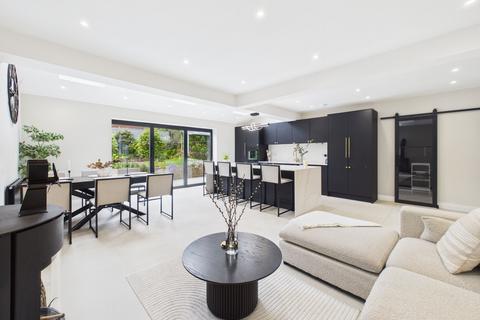 5 bed property, in Greys Road, £650,000