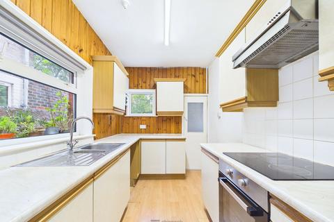2 bed property, in Lawson Road, £210,000