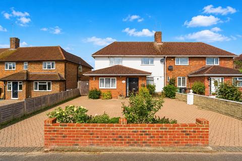 4 bed property, in Drakes Drive, £800,000