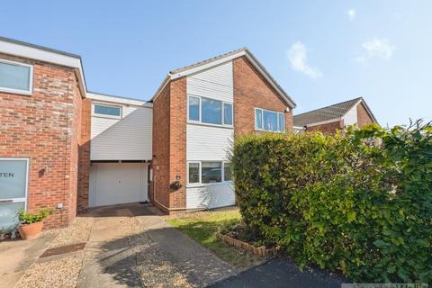 3 bed property, in Darwin Close, £249,995