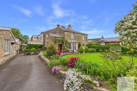 5 bed property, in Bonds Lane, £650,000