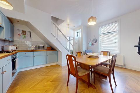 2 bed property, in Banbury Terrace, £165,000