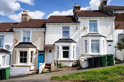 2 bed property, in New Road, £210,000