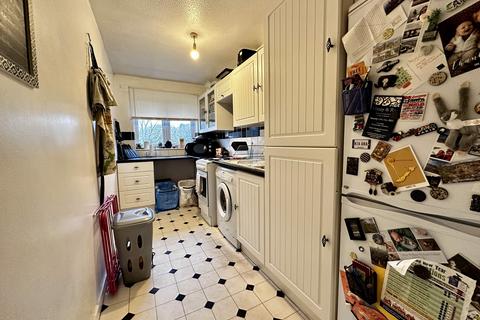 1 bed property, in Pine Grove, £172,000