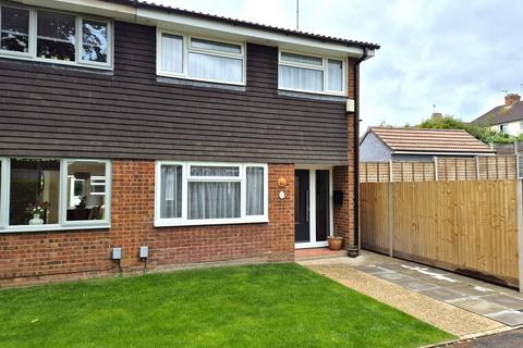 3 bed property, in Folly Close, £465,000