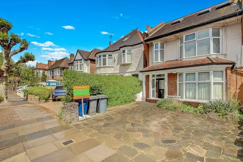 1 bed property, in Etchingham Park Road, £425,000