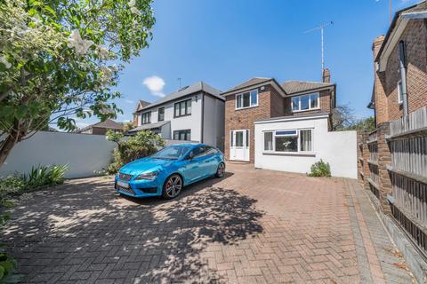 3 bed property, in Avenue Road, £580,000