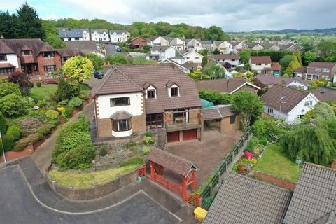 4 bed property, in Aspen Avenue, £585,000