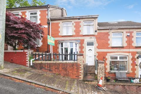 2 bed property, in Blenheim Road, £120,000