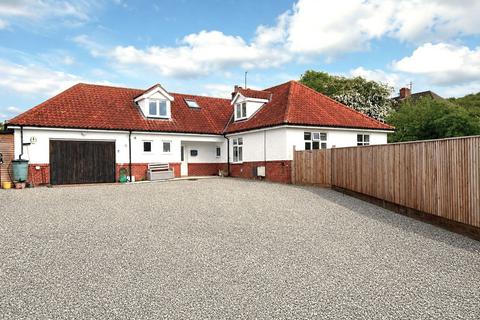 5 bed property, in Fearns Close, £575,000